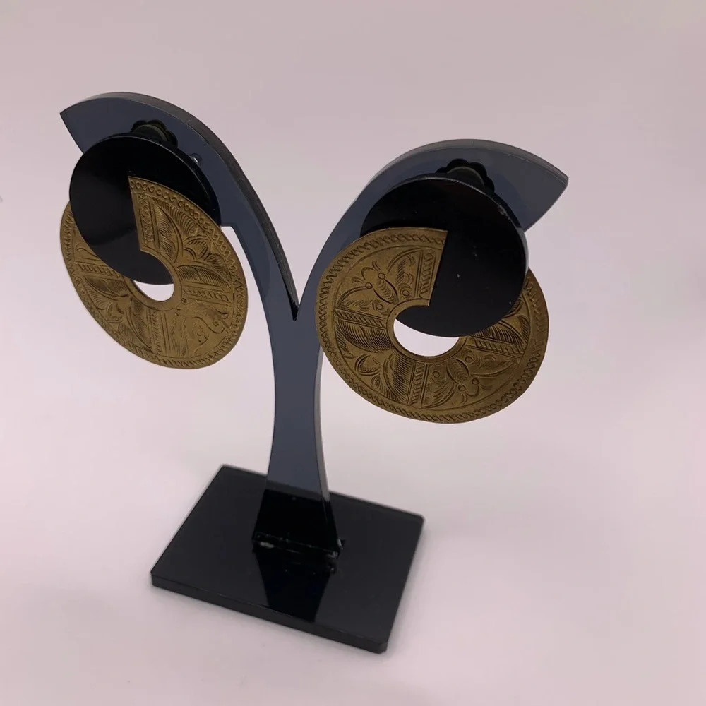 🖤#138 Vintage brass tone black accents clip on earrings - Picture 3 of 7